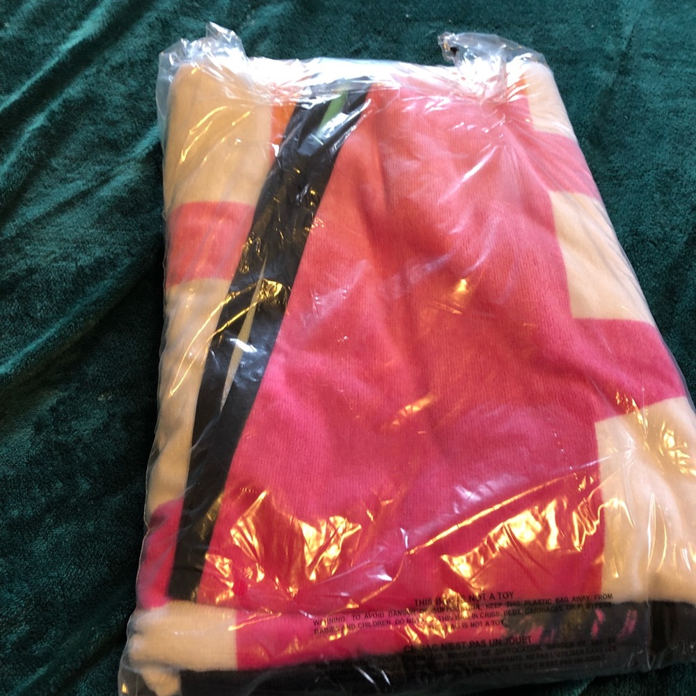 BNIP Pink VS Round Beach Towel/ Wrap - Picture 7 of 7